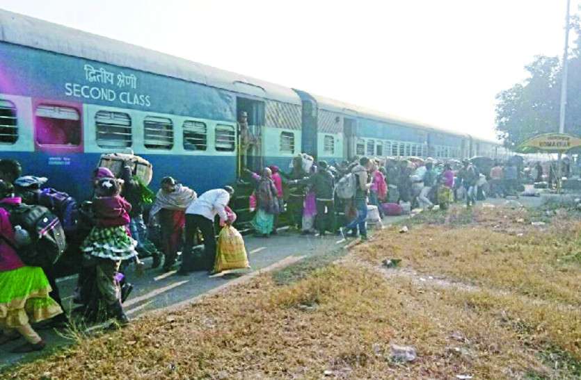 लॉक डाउन से वापस आ रहे मजदूर बने सरकार की परेशानी लॉक डाउन से वापस आ रहे मजदूर बने सरकार की परेशानी