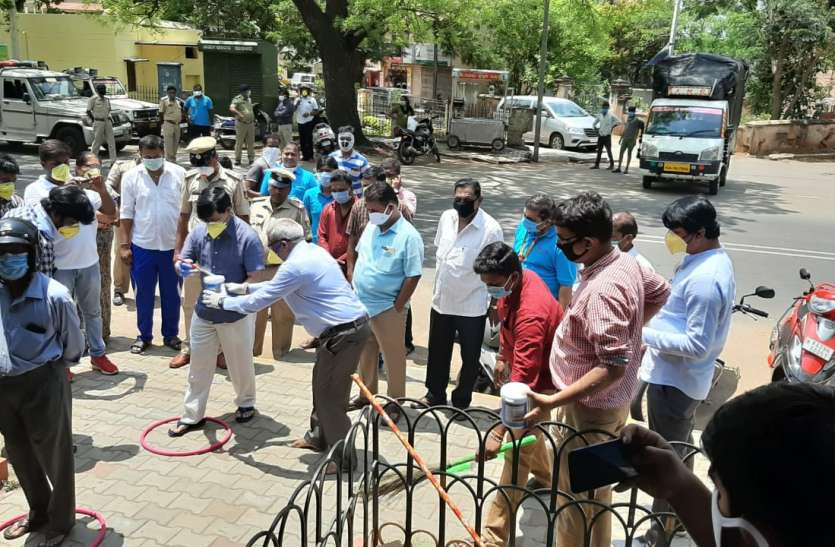 विधायक ने दूरी बनाए रखने के लिए किया जागरूक विधायक ने दूरी बनाए रखने के लिए किया जागरूक