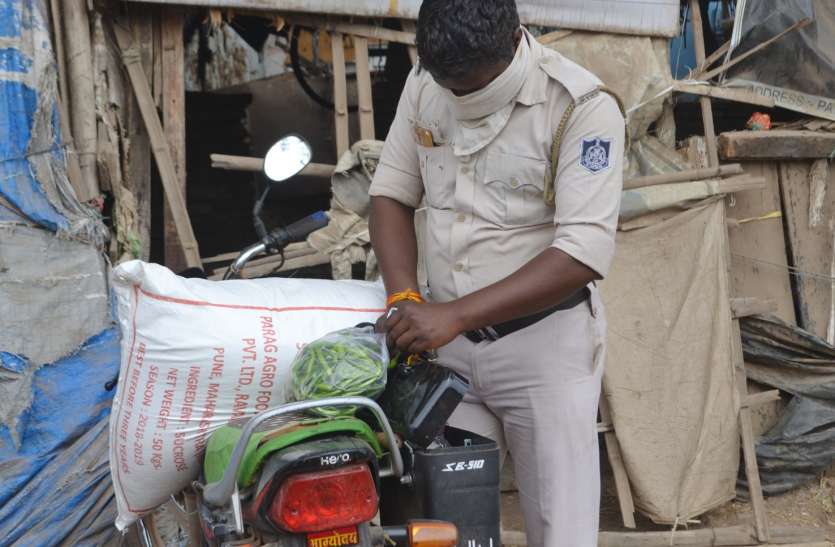 फुर्सत के क्षण में मनोरंजन और परिवार की जिम्मेदारी निभाती दिखी पुलिस फुर्सत के क्षण में मनोरंजन और परिवार की जिम्मेदारी निभाती दिखी पुलिस