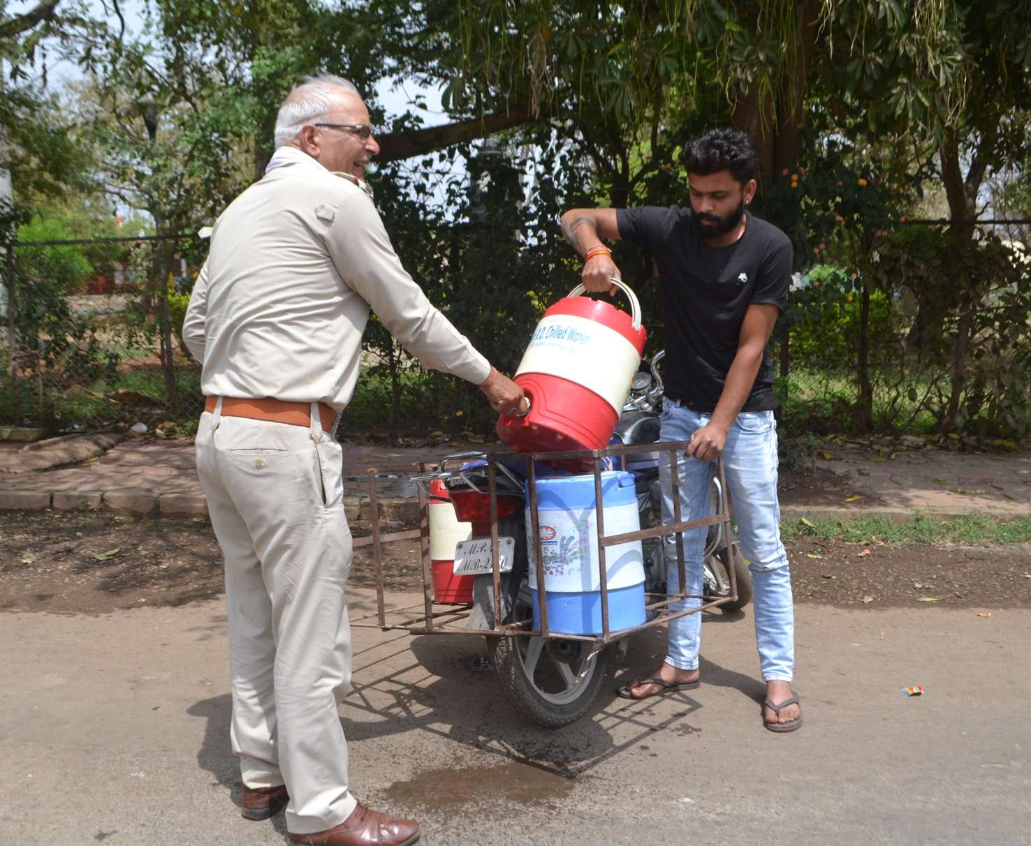 फुर्सत के क्षण में मनोरंजन और परिवार की जिम्मेदारी निभाती दिखी पुलिस