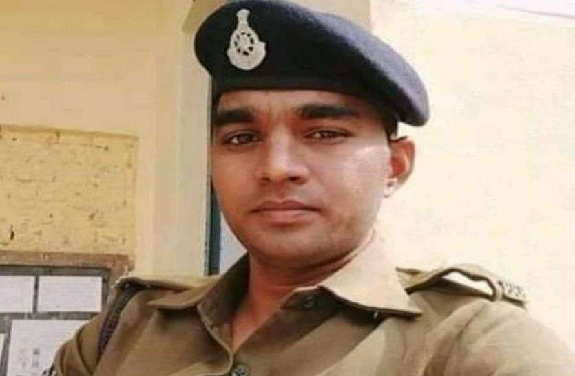 पुलिस आरक्षक ने राहत कोष में दिया अपना वेतन पुलिस आरक्षक ने राहत कोष में दिया अपना वेतन