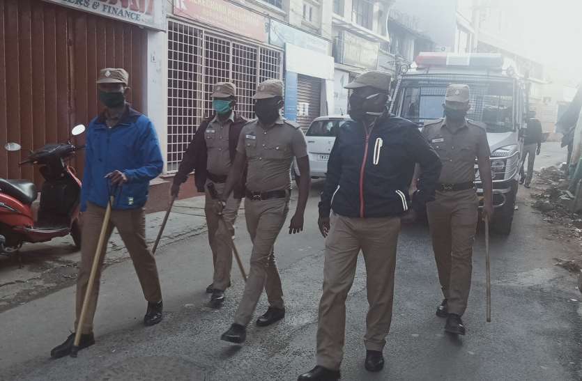 पुलिस की टुकडिय़ां विभिन्न स्थानों पर पैट्रोलिंग पुलिस की टुकडिय़ां विभिन्न स्थानों पर पैट्रोलिंग