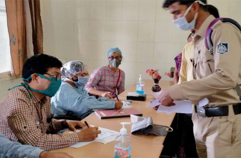 लॉक डाउन के दौरान मात्र २७० मरीज पंहुचे इलाज कराने, ओपीडी में नजर आई दोनों स्वास्थ्य संस्थाओं बीच तालमेल की कमी लॉक डाउन के दौरान मात्र २७० मरीज पंहुचे इलाज कराने, ओपीडी में नजर आई दोनों स्वास्थ्य संस्थाओं बीच तालमेल की कमी
