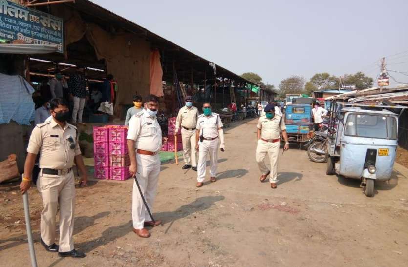 police campM: पुलिस छावनी में तब्दील कर दी गुरैया मंडी Police camp: पुलिस छावनी में तब्दील कर दी गुरैया मंडी