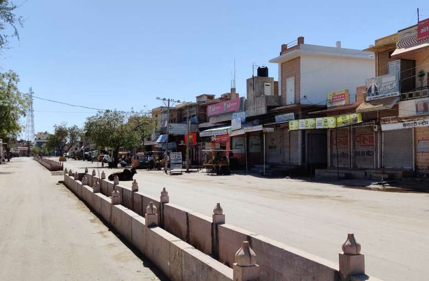 कोरोना के दौरान लॉक डाउन का असर जारी, बंद पड़े है बाजार, घरों में दुबके लोग कोरोना के दौरान लॉक डाउन का असर जारी, बंद पड़े है बाजार, घरों में दुबके लोग