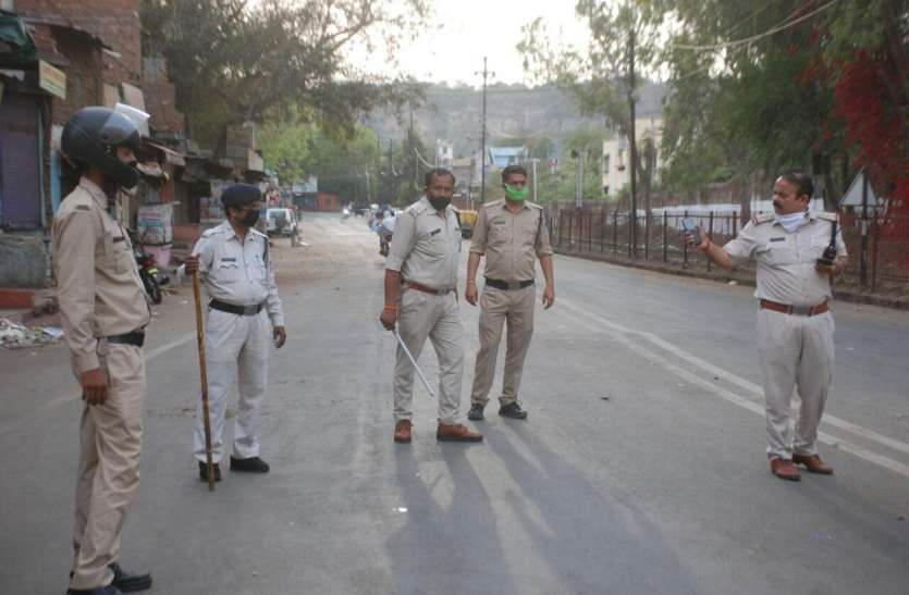 gwalior people charged on police of misbehaving पुलिस ने खदेडा तो, रंगबाजी पर उतरे, बोले डंडा फेंककर मारा