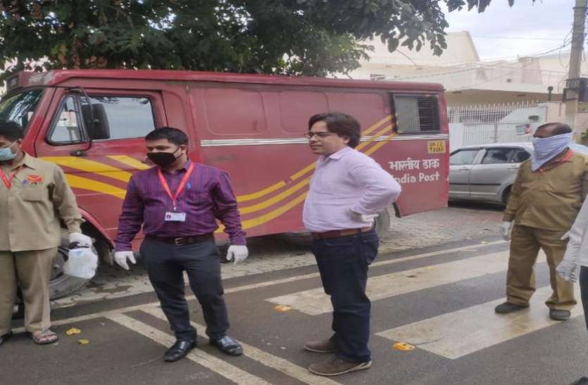 postmen.jpg अब डाकिए घर आकर करेंगे वाहनों का बीमा