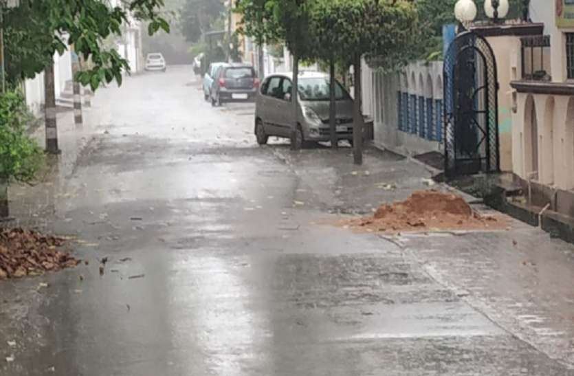 यूपी के कई जिलों में जमकर बरसे बादल, ओलावृष्टि की संभावना, किसान माथा पकड़कर बैठे यूपी के कई जिलों में जमकर बरसे बादल, ओलावृष्टि की संभावना, किसान माथा पकड़कर बैठे