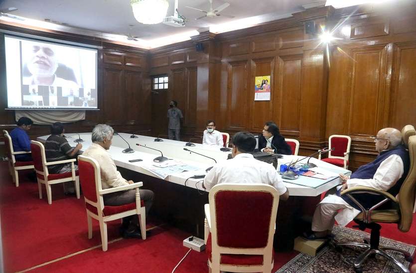 राज्यपाल बोले, विद्यार्थियों को वर्क फ्रॉम होम की ट्रेनिंग दें और इसका पालन करें विश्वविद्यालय राज्यपाल बोले, विद्यार्थियों को वर्क फ्रॉम होम की ट्रेनिंग दें और इसका पालन करें विश्वविद्यालय