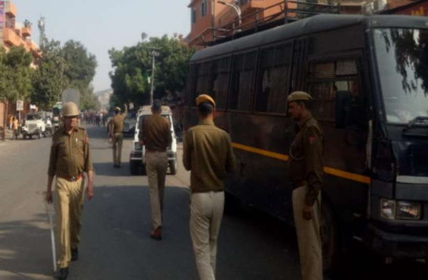 ramgang.jpg रामगंज: Curfew में भी दूध और सब्जी के लिए बाहर आए लोग, पुलिस ने वापस भेजा