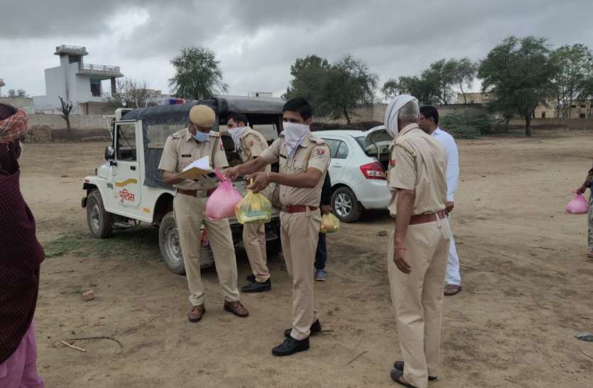 पुलिस ने 30 परिवारों को बांटा राशन पुलिस ने 30 परिवारों को बांटा राशन