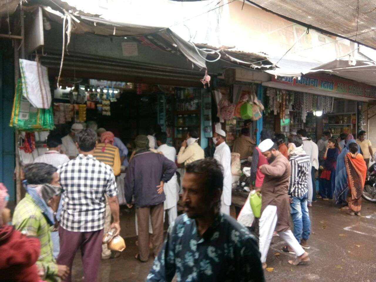 रायसेन में सोशल डिस्टेंसिंग की उढ़ी ध