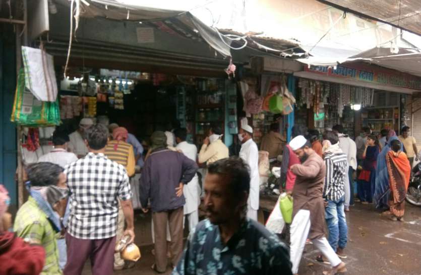 रायसेन में सोशल डिस्टेंसिंग की उढ़ी ध लॉक डाउन से रुकी फलों की आवक फिर भी कीमतों में आई गिरावट
