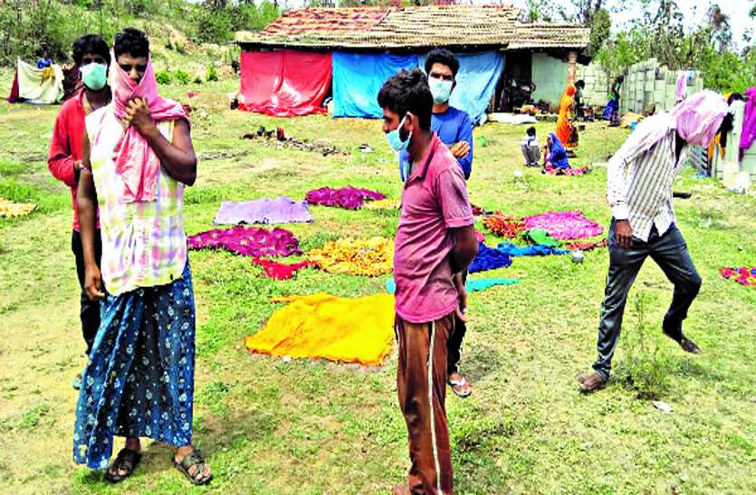 लॉकडाउन में MP की दो गर्भवती महिलाओं सहित 40 मजदूरों को हाईवे पर छोड़कर भागा ड्राइवर, लगाई मदद की गुहार लॉकडाउन में MP की दो गर्भवती महिलाओं सहित 40 मजदूरों को हाईवे पर छोड़कर भागा ड्राइवर, लगाई मदद की गुहार