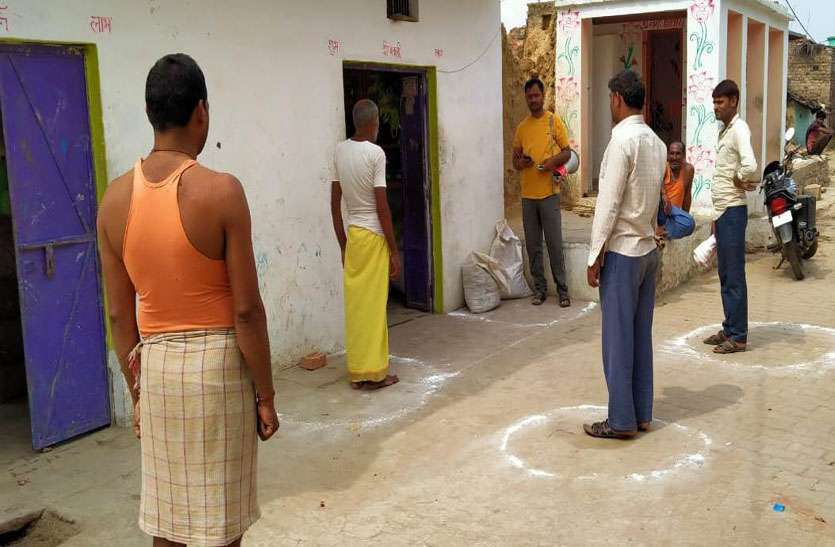 covid-19-लॉकडाउन: बीहड़ में बसे गांव भी दे रहे सोशल डिस्टेंसिंग का ख़्याल रखने की सीख covid-19-लॉकडाउन: बीहड़ में बसे गांव भी दे रहे सोशल डिस्टेंसिंग का ख़्याल रखने की सीख