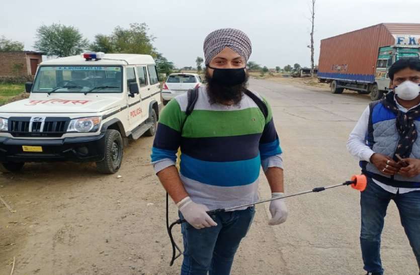 Navpreet Singh Of Alwar Senitizing Village To Fight Corona Virus कोरोना वायरस से बचाव के लिए अपने खर्चे से बनाया सेनीटाइज़र, अब पुलिस-प्रशासन को देने के साथ पूरे गांव को क्र रहा सेनेटाइज़