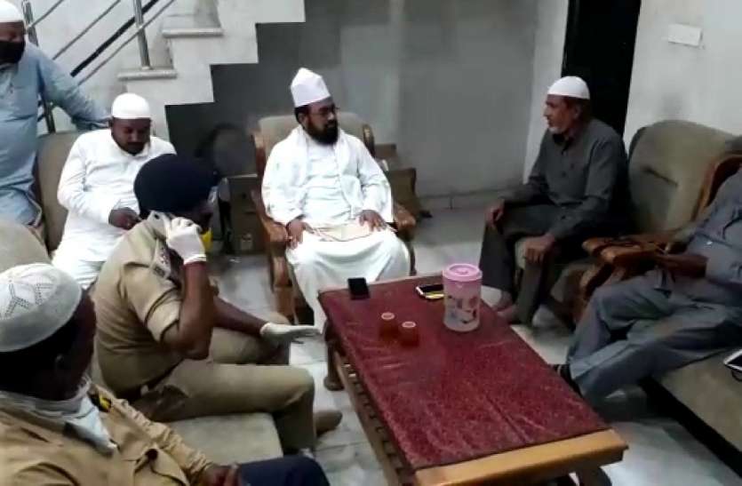 कोरोना की कहर जुम्मे की सामूहिक नमाज पर रोक कोरोना की कहर जुम्मे की सामूहिक नमाज पर रोक