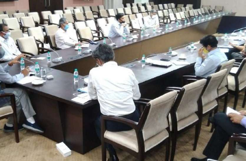 सीएम शिवराज ने मंत्रालय सभाकक्ष में की समीक्षा,राज्य में कोरोना की स्थिति जानी सीएम शिवराज ने मंत्रालय सभाकक्ष में की समीक्षा,राज्य में कोरोना की स्थिति जानी ,देखें वीडियो