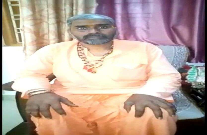 , सफाई के लिए मंदिर खोलने पर एडीएम ने पुजारी को लाठियों से पिटवाया