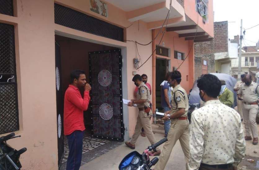 पिता की लाइसेंसी बंदूक से छात्र ने गोली मारकर की खुदकुशी,दस कदम पर तैनात थी पुलिस पिता की लाइसेंसी बंदूक से छात्र ने गोली मारकर की खुदकुशी, दस कदम पर तैनात थी पुलिस