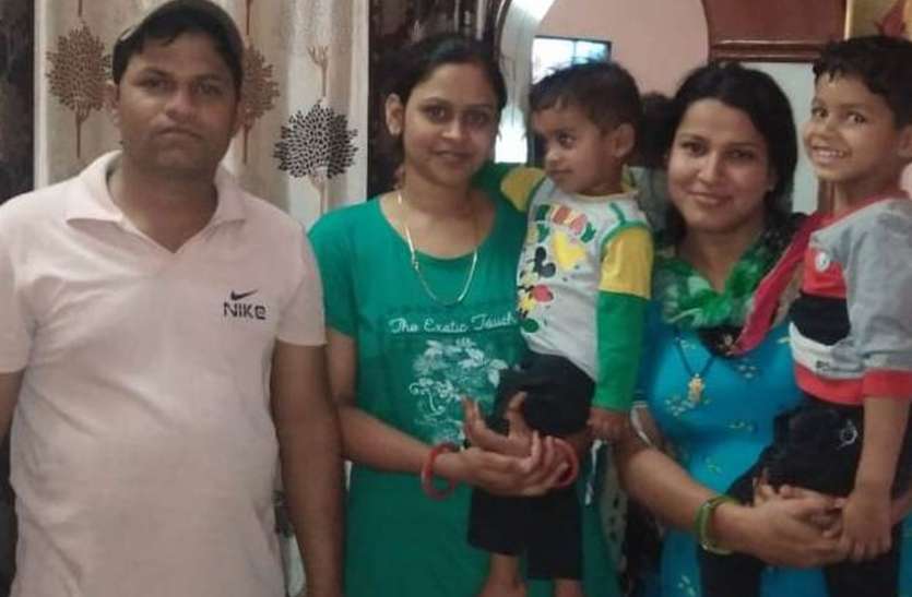 अपनो से दूर, वापस आने की तडफ़, मजबूरी बना लॉकडाउन अपनो से दूर, वापस आने की तडफ़, मजबूरी बना लॉकडाउन