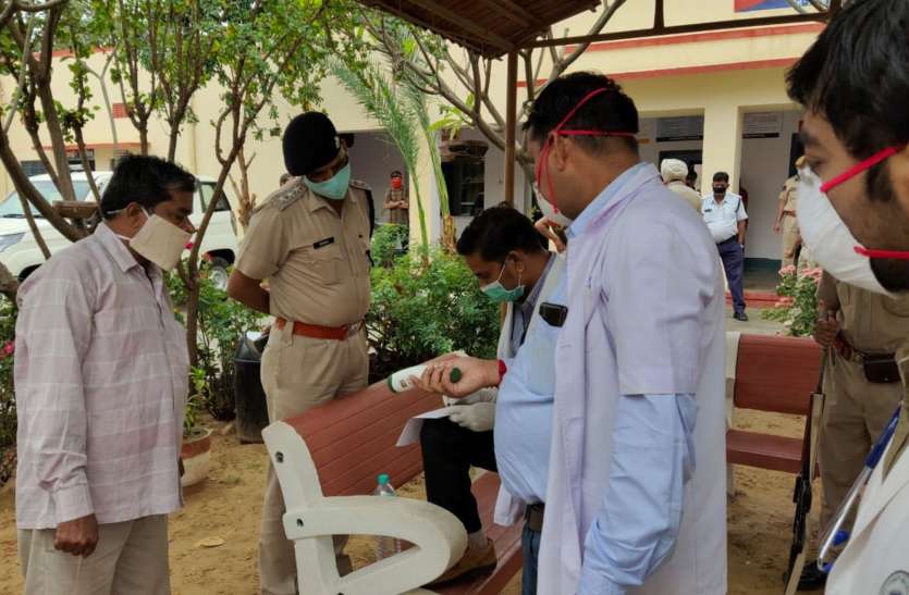 हर सिपाही की स्वास्थ्य जांच, टीमें पहुंच रही थाने हर सिपाही की स्वास्थ्य जांच, टीमें पहुंच रही थाने