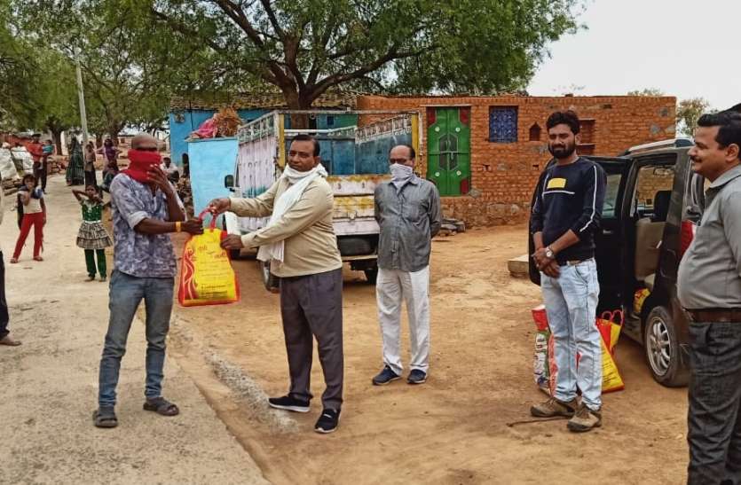 Jain society came forward to distribute poor families, distributed ration materials गरीबों को बांटी भोजन सामग्री, आदिवासियों के खिले चेहरे