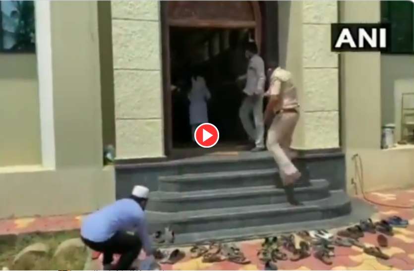 coronavirus lockdown india Lockdown: मस्जिद में नमाज अदा कर रहे थे लोग, बाहर पुलिस कर रही थी इंतजार, फिर जो हुआ वो Video में देखें