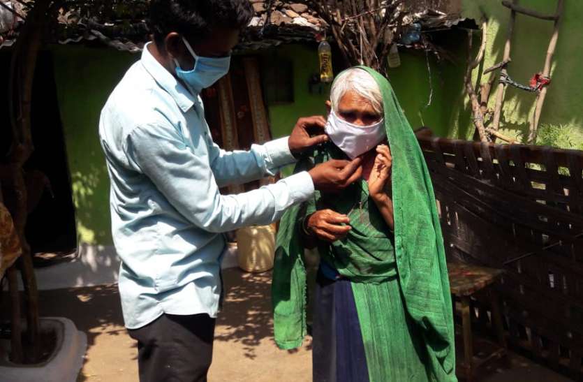 आनंदपुर। इस तरह घर-घर जाकर वितरित किए मास्क। सामाजिक संगठन और पंचायत ने किए घर-घर जाकर मास्क वितरित