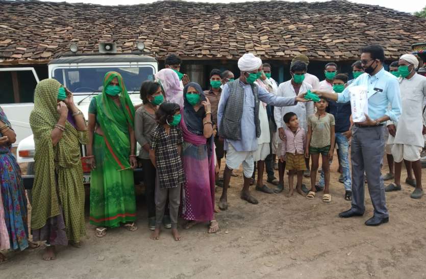 लटेरी। इस तरह ग्रामीणों को वितरित किए गए मास्क। तहसीलदार ने निजी खर्च से बुलवाए ३ हजार मास्क