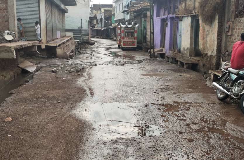 आनंदपुर। बारिश से इस तरह सडक़ें हुईं पानी से तर-बतर।,लटेरी। इस तरह क्षेत्र में हुई बारिश। शाम को आनंदपुर में हुई झमाझम बारिश, किसान परेशान