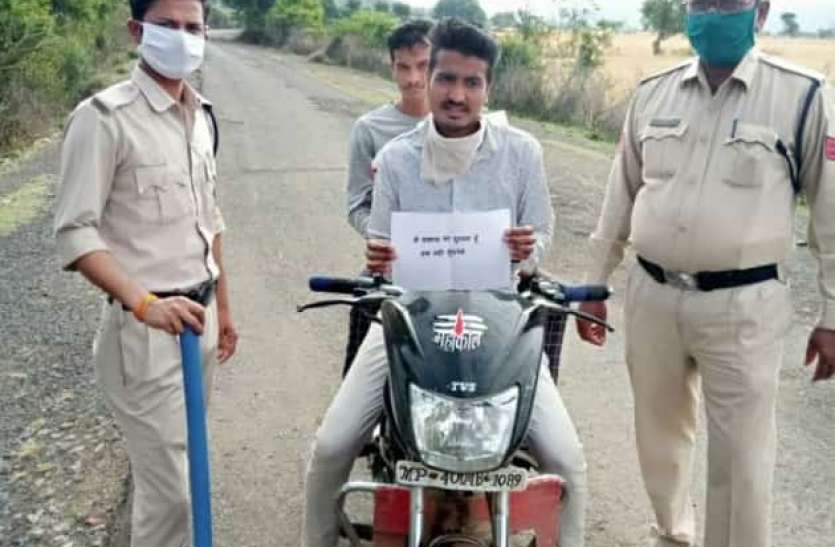 हैदरगढ़। पुलिस ने लॉक डाउन में फालतू घूमने वालों के हाथों में श्लोगन लिखे कागज को पकड़ाकर खिंचवाए फोटो। मैं समाज का हूं दुश्मन, इसलिए घूम रहा