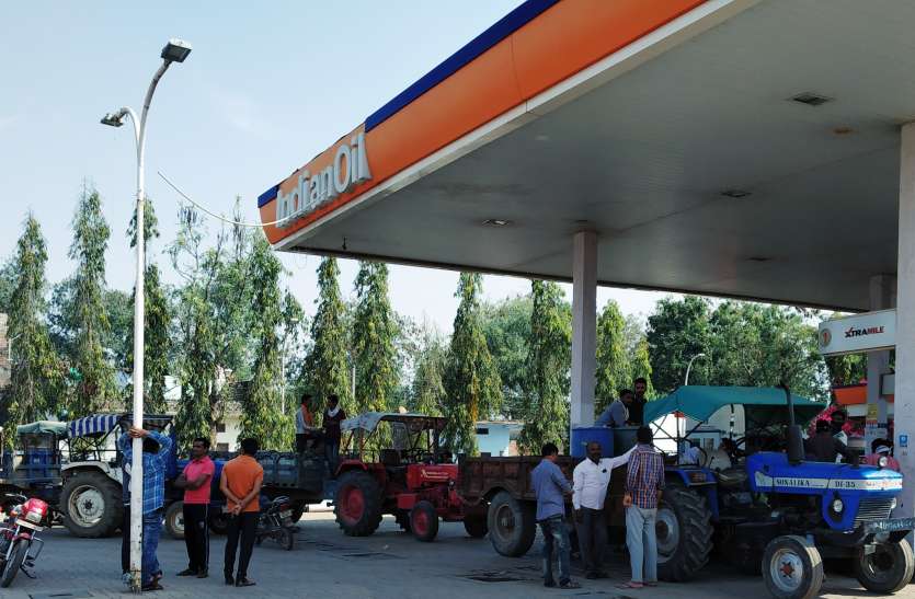 मंडीबामोरा। इस तरह पेट्रोलपंप पर लग रहीं डीजल लेने वाहनों की कतारें। डीजल, पेट्रोल के लिए लग रही कतारें, किसानों को डर है कि बंद न हो जाए पेट्रोल पंप