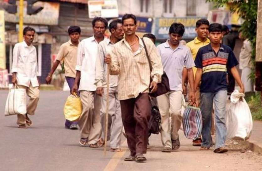 Workers going to the village on foot due to the closure of factories in bhilwara फैक्ट्रियां बंद होने से पैदल गांव जा रहे श्रमिक