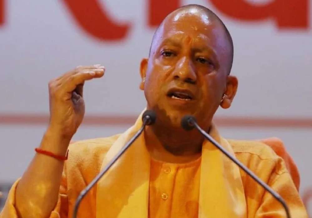लॉकडाउन के साइड इफेक्ट : हाईवे पर हाथ में झोला, सिर पर गठरी लिए 500 किलोमीटर पैदल ही अपने गांव जा रहे दिहाड़ी मजदूर