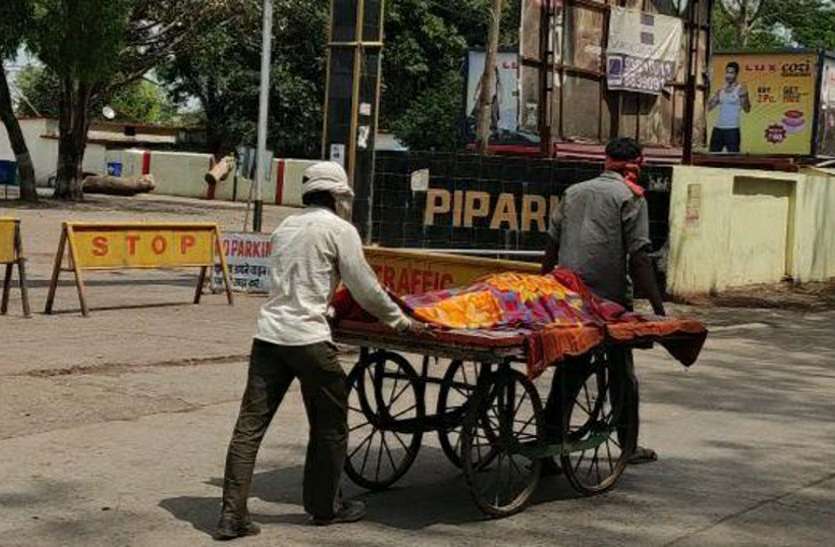 , कोरोना की दहशत: बेटे की लाश हाथ ठेले पर लेकर जाना पड़ी पिता को
