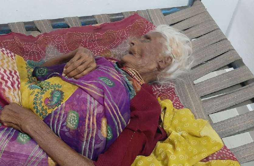 104 पर कॉल करने के बाद नहीं आई एम्बुलेंस, 90 वर्षीय वृद्धा घर पर इलाज के लिए तड़पी 104 पर कॉल करने के बाद नहीं आई एम्बुलेंस, 90 वर्षीय वृद्धा घर पर इलाज के लिए तड़पी