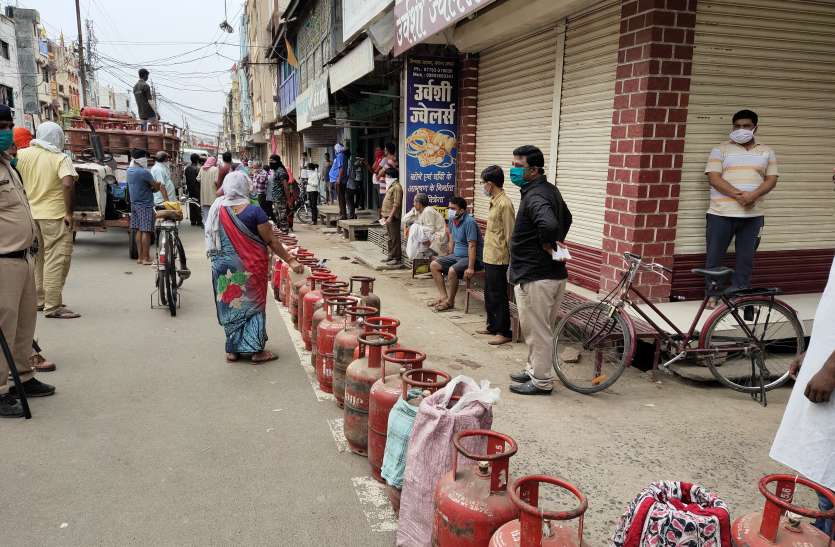 2801nsp20.jpg भीड़ लगाकर बांट रहा था गैस सिलेंडर प्रशासन ने भेजा जेल