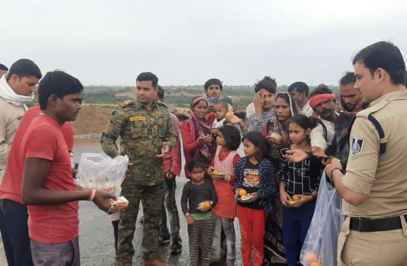 समाजसेवी व पुलिस कर्मियों ने उनके बने मददगार These passers by foot from big cities, news in hindi, mp news, datia news बड़े-बड़े शहरों से पैदल ही निकल पड़े ये राहगीर