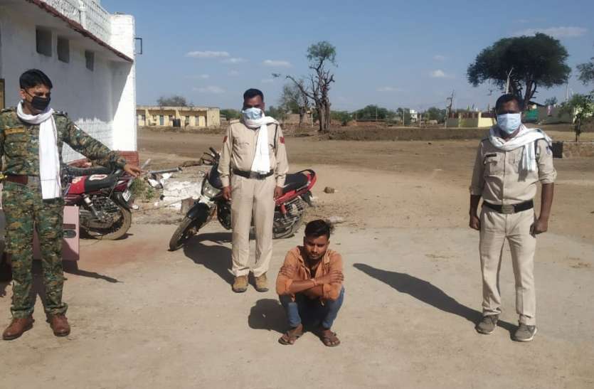पुलिस ने दी समझाइस तो युवक बोला कोरोना फैलने की बाते बकवास,मै तो ऐसे ही घूमूंगा पुलिस ने दी समझाइस तो युवक बोला कोरोना फैलने की बाते बकवास,मै तो ऐसे ही घूमूंगा
