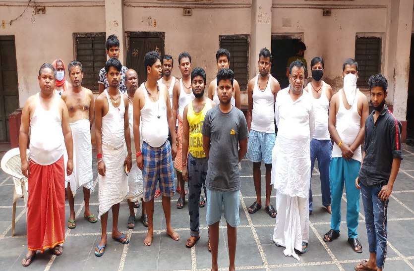 नवरात्रि में पूजा कराने यूपी, बिहार से आए 40 पंडित फंसे दुर्ग में, इधर झारखंड के भूखे मजदूरों के लिए राशन लेकर पहुंचे पुलिस जवान नवरात्रि में पूजा कराने यूपी, बिहार से आए 40 पंडित फंसे दुर्ग में, इधर झारखंड के भूखे मजदूरों के लिए राशन लेकर पहुंचे पुलिस जवान