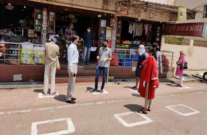 लॉक डाउन में नियम तोडऩे वाली महिला को पुलिस ने किया गिरफ्तार, घर के आंगन में की थी भीड़ इकट्ठा, 35 पर जुर्म दर्ज