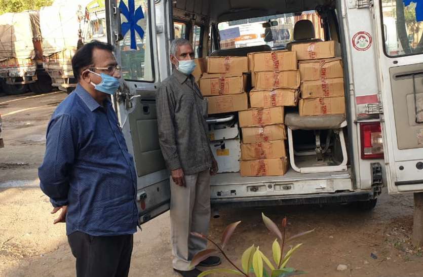 सरकारी विभागों को आबकारी विभाग बांट रहा मुफ्त सेनेटाइजर सरकारी विभागों को आबकारी विभाग बांट रहा मुफ्त सेनेटाइजर