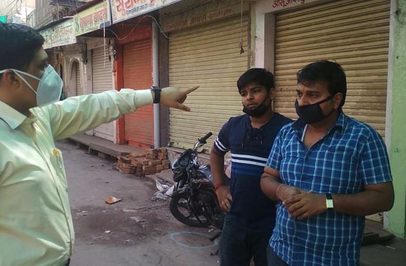 कलक्टर ने शहर में घूमकर व्यापारियों से की समझाइश कलक्टर ने शहर में घूमकर व्यापारियों से की समझाइश