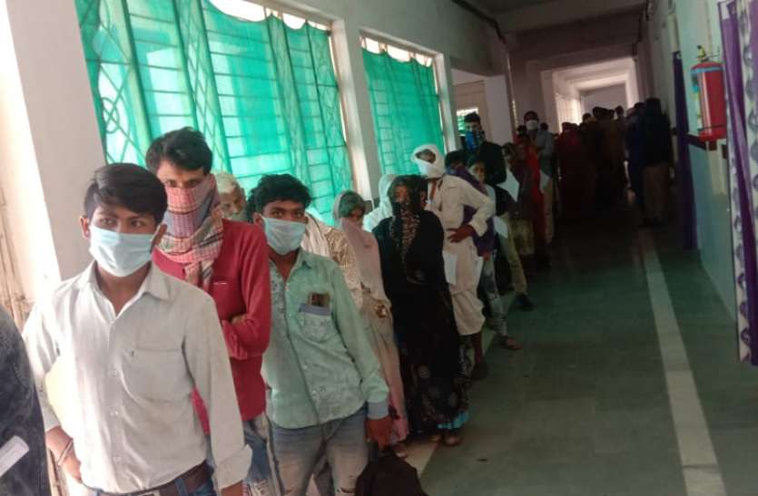 ,,मैनेज नहीं हो पा रही सोशल डिस्टेंस, इसी से सर्वाधिक खतरा अस्पताल में टूटी चैन, सर्दी-खांसी के मरीज बढ़े तो अस्पताल के अंदर-बाहर लगी कतार