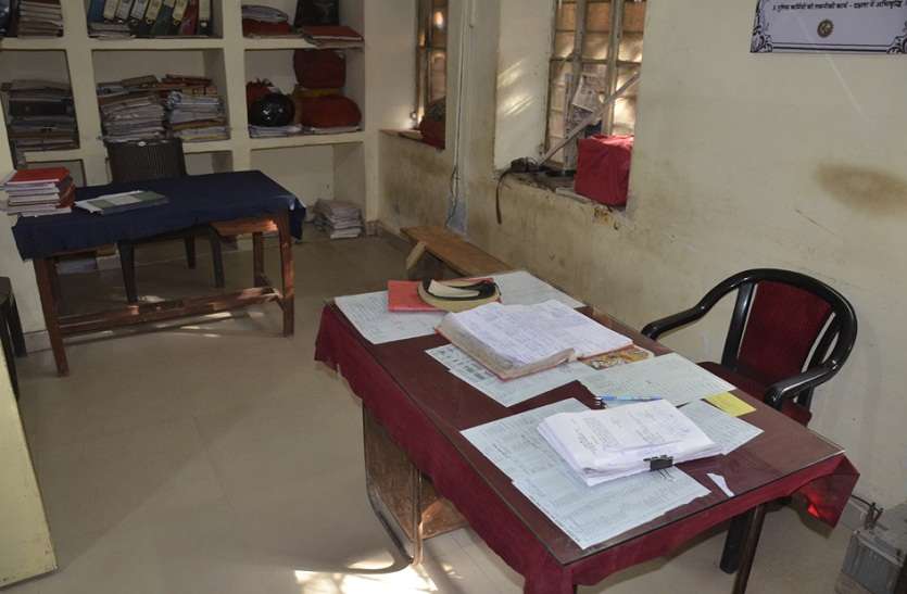 पुलिस थाने भी हुए सूने, ड्यूटी पर ज्यादातर स्टाफ पुलिस थाने भी हुए सूने, ड्यूटी पर ज्यादातर स्टाफ