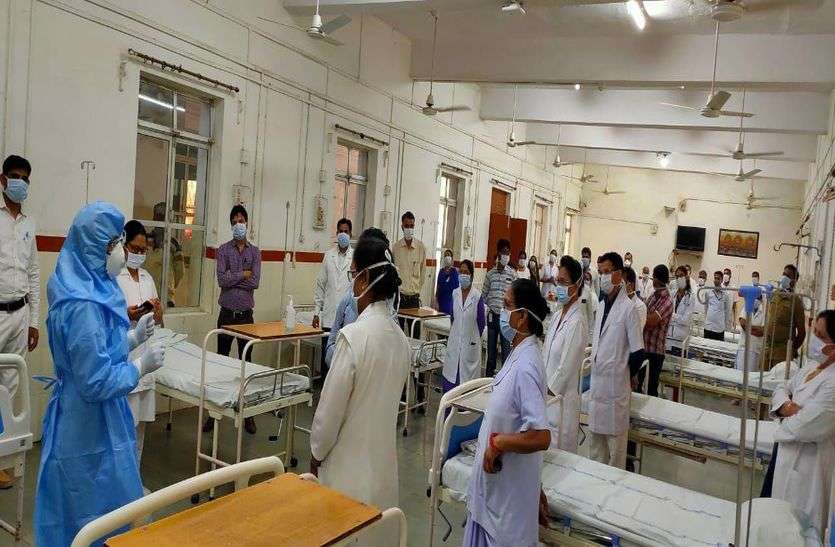 कोरोना की संभावना के बाद रतलाम में 10 को किया क्वारेंटाइन कोरोना की आशंका के बाद रतलाम में 10 को किया क्वारेंटाइन