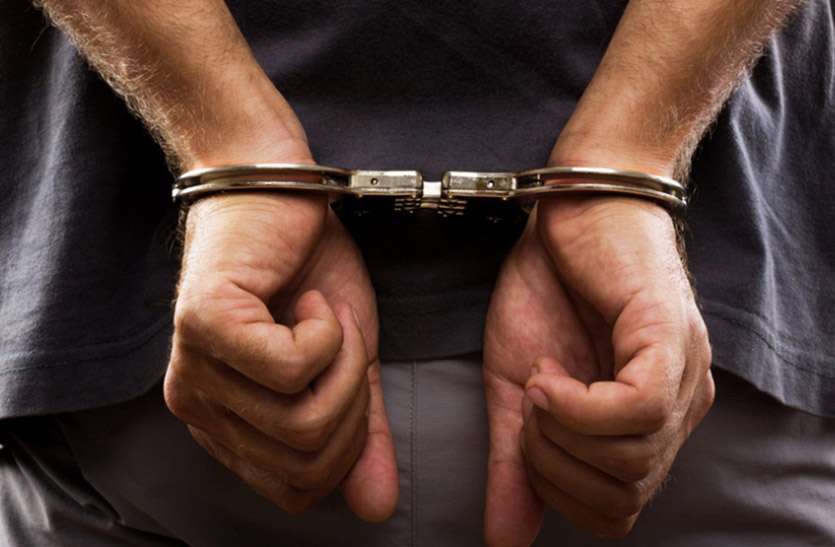 coronavirus man arrested इंजीनियर ने फेसबुक पर लिखा- चलो बाहर निकलें, खुले में छींके और कोरोनावायरस फैलाएं, पुलिस ने किया गिरफ्तार