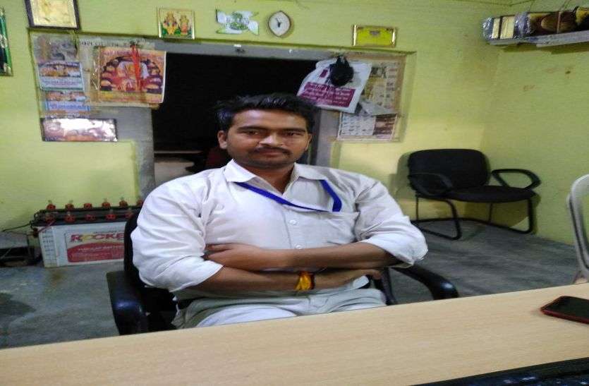 विषम परिस्थितियों में भी अखबार बांट रहे है। पत्रिका के मददगार विषम परिस्थितियों में भी अखबार बांट रहे है। पत्रिका के मददगार