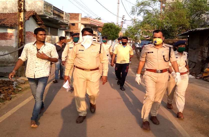 लॉक डाउन में नियम तोडऩे वाली महिला को पुलिस ने किया गिरफ्तार, घर के आंगन में की थी भीड़ इकट्ठा, 35 पर जुर्म दर्ज लॉक डाउन में नियम तोडऩे वाली महिला को पुलिस ने किया गिरफ्तार, घर के आंगन में की थी भीड़ इकट्ठा, 35 पर जुर्म दर्ज